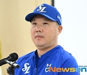 1-2차전 쓸어담은 박진만 감독 “구자욱 부상으로 이겨도 흥 안난다”