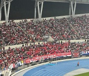 '야유·비판 걸개 없었다' 뿔난 축구 팬, 홈 첫 승 위해 열띤 응원전