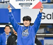 플레이오프 2차전 데일리 MVP 원태인 [사진]