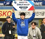 원태인, 플레이오프 2차전 MVP [사진]