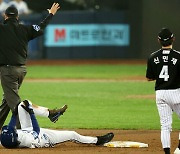 삼성 구자욱, PO 2차전서 왼쪽 무릎 부상…2회 이성규로 교체