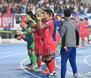 팬들 향해 박수 보내는 한국 축구대표팀[포토]