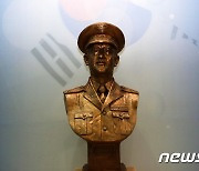 "진압 대신 음식 나눠준 경찰"…한강 노벨상 5·18 숨은 영웅 재조명