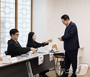 윤 대통령, 재·보궐 선거 투표 완료…“수고 많으세요” 격려도