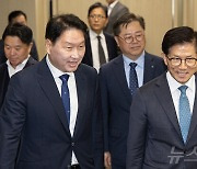 접견실로 이동하는 김문수 장관·최태원 회장