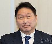 발언 듣는 최태원 회장