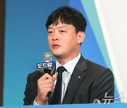 새 시즌 각오 밝히는 이영택 감독