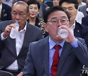 물 마시며 개표방송 시작 기다리는 조전혁 후보