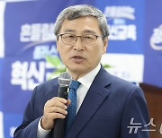 지지자들 앞에 선 정근식 후보