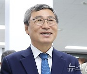 밝은 표정의 정근식 후보