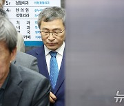 승강기에 오른 정근식 후보