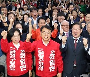 '당선 유력' 환호하는 윤일현 후보