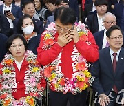 한동훈 대표 축하 전화 받는 윤일현 후보