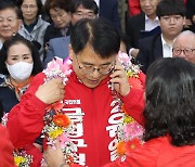 한동훈 대표 축하 전화 받는 윤일현 후보