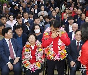 한동훈 대표 축하 전화 받는 윤일현 후보