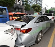 한국외대 앞 5중 추돌로 5명 부상…70대 택시 기사 “급발진” 주장