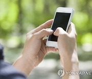 "새 폰에 자료 옮겨드릴게요"..1000만원 무단 인출한 대리점 직원