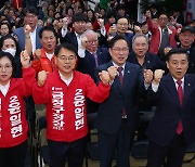 부산 승리에 한숨 돌린 한동훈…윤 대통령과 독대 주목