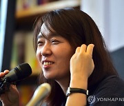 한강 노벨문학상 수상 이후 첫 글 공개...제목은 ‘깃털’ [전문]