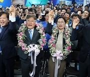 안방 지켜낸 국힘·민주 … 한동훈·이재명 '체면치레'