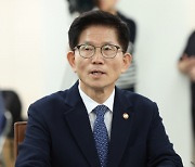 김문수 “출산전에도 배우자 육아휴직 가능케”