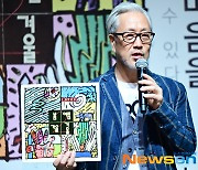 김종진, 손에 든 100대 앨범[포토엔HD]