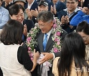 화환 목에 거는 장세일 영광군수 당선인