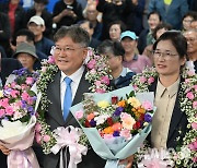 꽃다발 든 장세일 영광군수 당선인