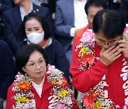 축하 전화 받는 윤일현 후보