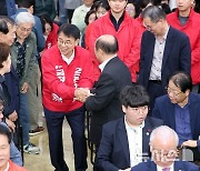 축하 받는 윤일현 부산 금정구청장 후보