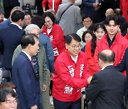 축하 받는 윤일현 부산 금정구청 후보