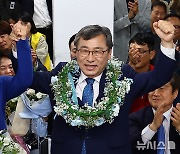 당선 세리머니하는 정근식 서울시교육감 후보