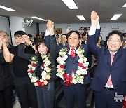 당선 유력에 환호하는 박용철 후보