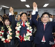 당선 유력에 환호하는 박용철 후보