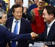 인사하는 정근식 후보와 조희연 전 서울시교육감