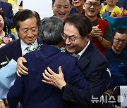 인사하는 정근식 후보와 조희연 전 서울시교육감