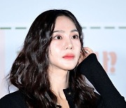 한지은, '미모 쓸어넘기며' [사진]