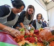 외국인도 즐기는 김치 담그기