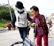 [10.16 재보선] 인천 강화군수 선거 … ‘보행기 끌고’