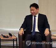 최태원 대한상의 회장과 대화하는 김문수 고용부 장관