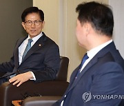 최태원 대한상의 회장과 대화하는 김문수 고용부 장관