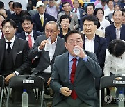 목 축이는 조전혁 후보