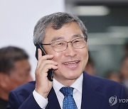 밝은 표정으로 전화하는 정근식 후보