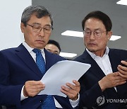 자료 살펴보는 정근식 후보와 조희연 전 서울시교육감