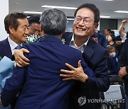 조희연 전 교육감 축하받는 정근식 후보