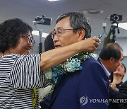 꽃목걸이 받는 정근식 후보