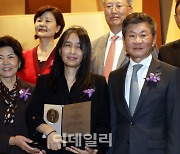 [포토]한강 작가, 포니정 혁신상 시상식