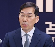 "법률전문가 아냐" 수심위 깎아내리기?…'검찰 자체 판단' 뒤 결국