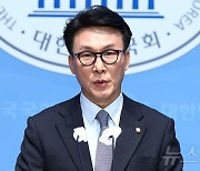 기자회견 하는 김민석 민주당 수석 최고위원