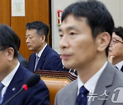 [국감]'핵심기술 유출 우려' 출석한 김광일 부회장